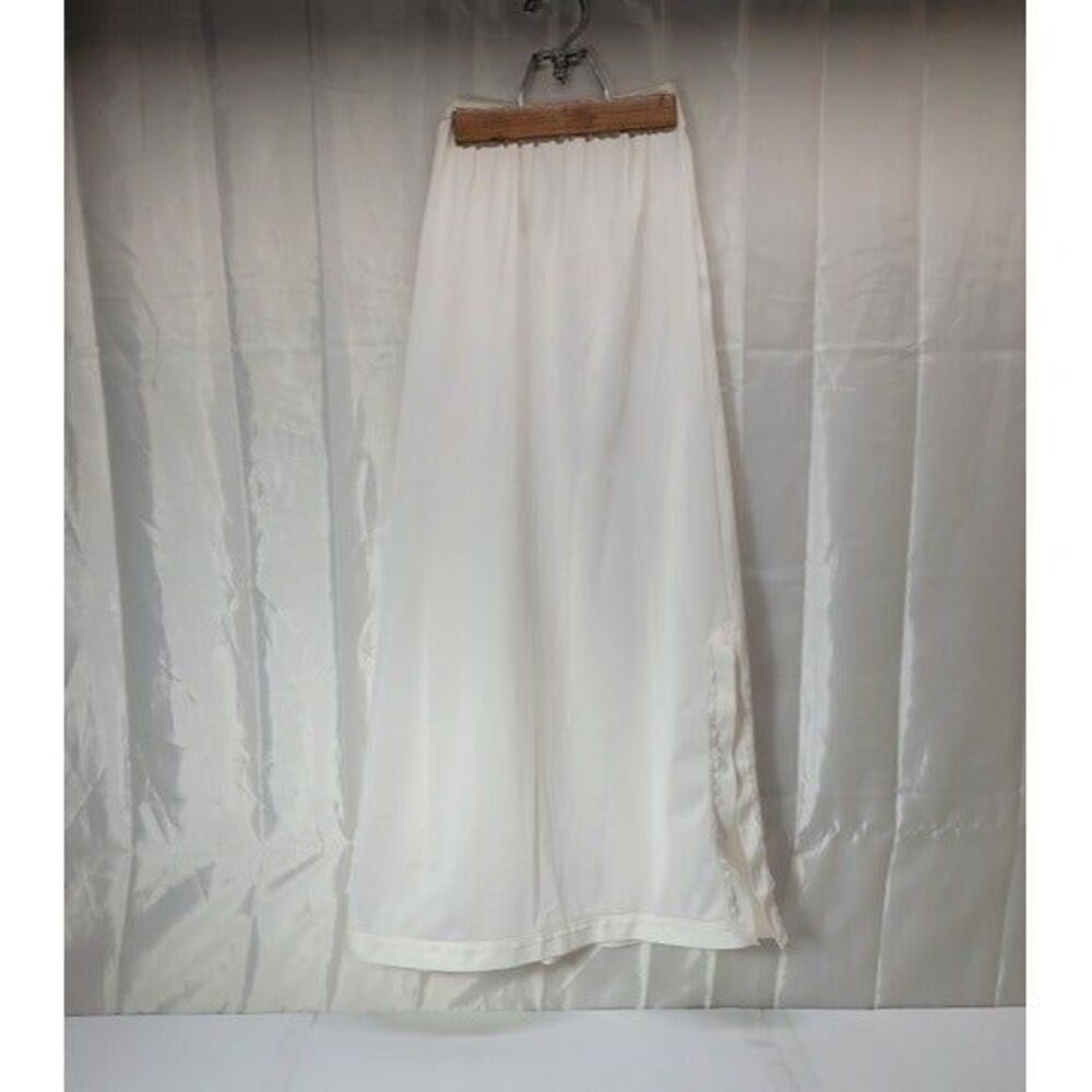 *1M Komar 1970's medium half slip vintage  long side slit  lace trim cream #10